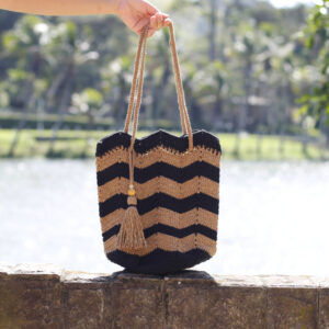 Bolsa Chevron Preta e Dourada Brilhante