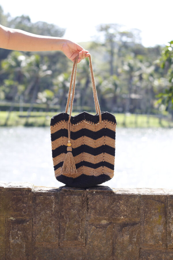 Bolsa Chevron Preta e Dourada Brilhante